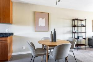 une salle à manger avec une table et des chaises dans l'établissement Cupertino 2BR w Pool BBQ Gym nr Shopping SFO-374, à Cupertino