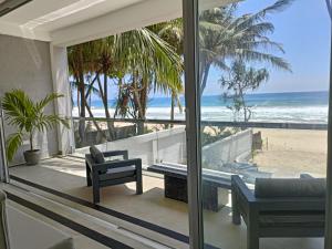 Josan Villa with a Glorious Beach and Sea View في Habaraduwa Central: غرفة معيشة مطلة على الشاطئ