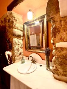 カンデレダにあるEl huerto de Candeledaのバスルーム(洗面台、鏡付)