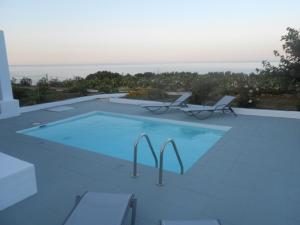 basen z widokiem na ocean w obiekcie Grand Villa Lino w mieście Skiros