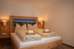 um quarto com uma cama com duas almofadas em Ferienwohnung Bergpanorama WILD600 em Auffach