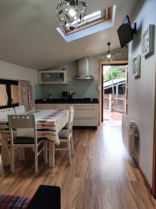 - une cuisine et une salle à manger avec une table et des chaises dans l'établissement CASA DE VERDES Turismo Rural, à San Pelayo