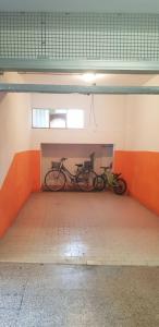 サンレモにあるIl Sole di Sanremoの壁に駐輪した自転車2台
