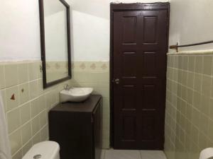 Un baño de Bay View Apartments Canouan Island