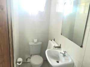 Un baño de Bay View Apartments Canouan Island