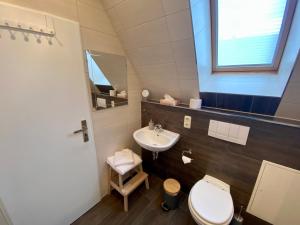 uma casa de banho com um WC e um lavatório em Loftwohnung in Angermünde em Angermünde