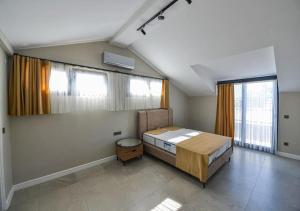 Postel nebo postele na pokoji v ubytování Modern Architecture Villa with Pool for 8 People in Fethiye, Foça - AWZ 196