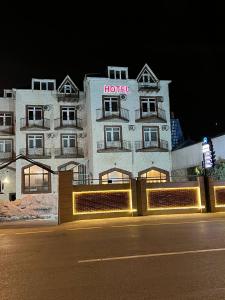 ein Hotelgebäude mit einem Schild an der Seite in der Unterkunft Mardin Hotel Novxanı in Baku