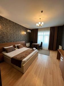 ein Schlafzimmer mit einem großen Bett in einem Zimmer in der Unterkunft Mardin Hotel Novxanı in Baku