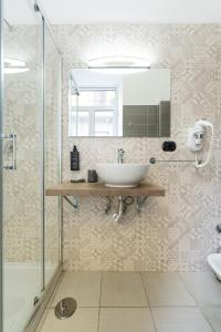 une salle de bain avec un lavabo et une douche avec un miroir dans l'établissement Duomo Hermes Relais - By Pera Rooms Collection, à Naples 31 autres photos