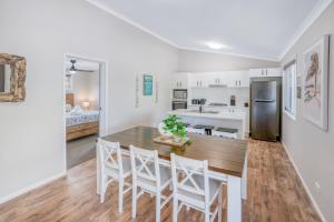 een keuken en eetkamer met een tafel en stoelen bij Fraser Island Beach Houses in Fraser Island