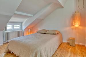a bedroom with a large bed in a attic at Superbe appartement bord de mer in Pornichet