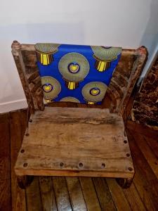 niebieska poduszka na drewnianym krześle w obiekcie LES BC BG w mieście Charleville-Mézières