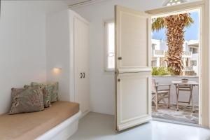 A seating area at Ninemia Suites Tinos Superior 102