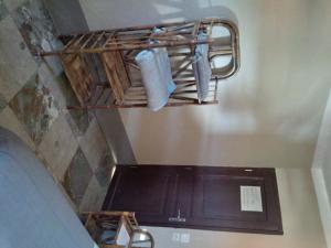 La salle de bains est pourvue d'un porte-serviettes sur le mur. dans l'établissement K6 Chambres d'Hôte, à Ivato