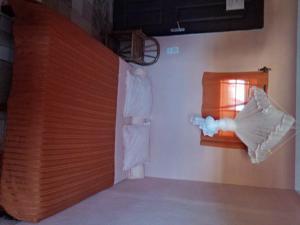una habitación con toallas blancas en una pared con una puerta en K6 Chambres d'Hôte, en Ivato
