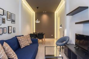 A seating area at Speranza by halu! Apartment next to Efkleidis metro station