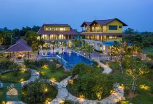 een luchtzicht op een huis met een zwembad bij Ms Taha Villas Ba Vi - Venuestay in Ba Vì