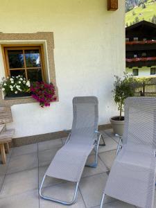 A seating area at Waldruhe Appartements
