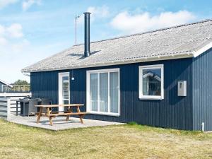 Nørre Vorupørにある8 person holiday home in Thistedの青い家