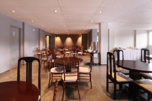 a restaurant with tables and chairs in a room at HOTEL ROYAL PARK in Piracicaba