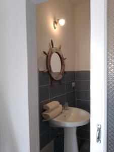 bagno con lavandino e specchio di Sa Dommu de Kerciu vista mare IUN R0018 a Baunei
