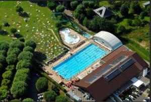uma vista sobre uma grande piscina em Magnifique studio au bord du lac du Bourget à proximité d'Aix-les-Bains em Tresserves