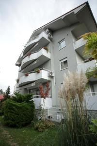 un edificio con balcones y plantas en un jardín en Bonus Apartments, en Zagreb