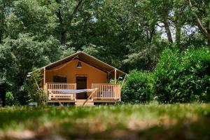 Casa pequeña con porche y terraza en Glamping Dordogne, en Douville