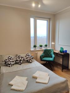 a bedroom with a bed and a desk and a chair at Apartament na Letniej 53m2 z Widokiem na Góry Kłodzko - Przyjaciół Ziemi Kłodzkiej in Kłodzko