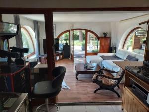 a living room with a couch and a table at Loft ravissant avec jacuzzi et parc in Orange