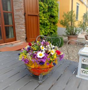 a bouquet of flowers in a bowl on a table at Villa La Palazzina in Agazzano