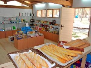 una tienda con un montón de pan en un mostrador en Kampaoh Picos de Urbión, en Abejar
