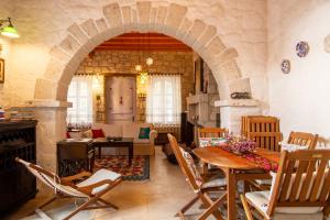 salon ze stołem i krzesłami w obiekcie Marvelous Stonehouse With Backyard and Fireplace in Alacati Cesme w mieście Alaçatı
