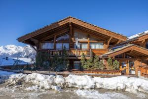 ein Blockhaus in den Bergen mit Schnee in der Unterkunft Le Grimpeur, Mer de Glace Spa Access, 50m from ski lift in Nendaz