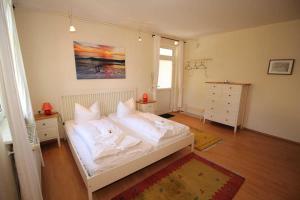 ザスニッツにあるFürstenhof - Apartment 405/406のベッドルーム1室(白いシーツと枕のベッド1台付)