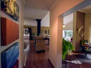 sala de estar con cocina y sala de estar con en Rooiland Clarens, en Clarens