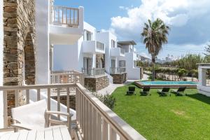 Villa con piscina y balcón en Ninemia Suites Tinos Grand 104 en Kionia