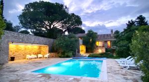 un cortile con piscina e una casa di Luxury home Paraiso with pool and gym a Valdemorillo