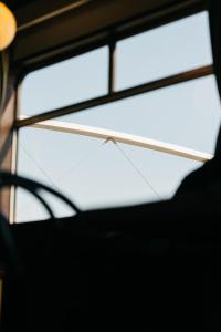 een close-up van een venster op een trein bij Botel Maastricht in Maastricht