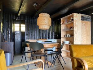 ein Esszimmer mit Stühlen und einem Holztisch in der Unterkunft Ca Pedrot Do-Minus Mountain Cottage & mini spa in Monte Carasso