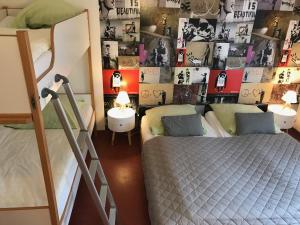 2 lits superposés dans une chambre avec un mur de photos dans l'établissement Ostel Jugendhotel Bremervörde, à Bremervörde