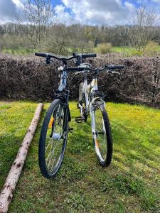 una bicicleta estacionada en el césped en un campo en The Grey Tiny, en Chimay