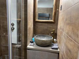 A bathroom at Parliament Studio