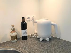 un mixeur et une bouteille de vin sur un comptoir dans l'établissement The Forest Lodge, à Otterlo