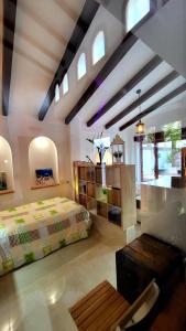 Postel nebo postele na pokoji v ubytování Luxurious Villa in Baos y Mendigo, Spain - Perfect for Families and Groups + 29 fotografií