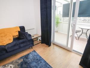 una sala de estar con un sofá y una mesa en 50A Lloyd Street West, en Llandudno