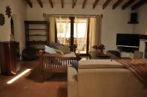 salon z 2 kanapami i telewizorem w obiekcie La Madrugada Formentera by Tentol Hotels w mieście Sant Ferran de Ses Roques