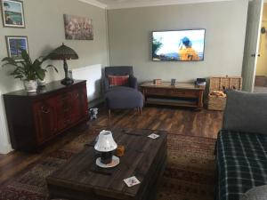 un soggiorno con un divano e una TV di Minton cottage a Leadhills