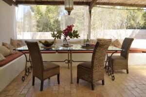 jadalnia ze stołem i 4 krzesłami w obiekcie La Madrugada Formentera by Tentol Hotels w mieście Sant Ferran de Ses Roques